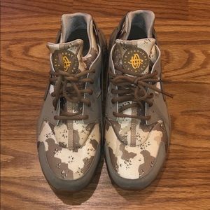 Nike desert camo huaraches size 11